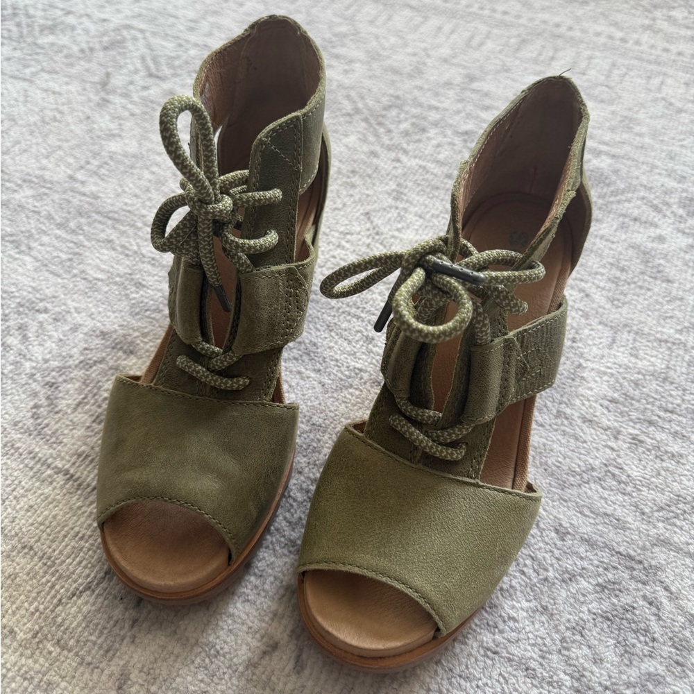Sorel Olive Lace-Up Open-Toe Boots